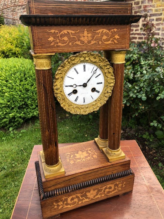 Horloge « 4 colonnes » en marqueterie de fleurs et bronze doré .