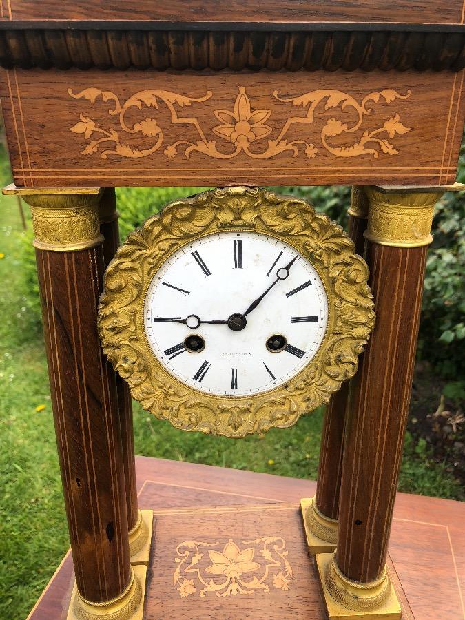 Horloge « 4 colonnes » en marqueterie de fleurs et bronze doré .