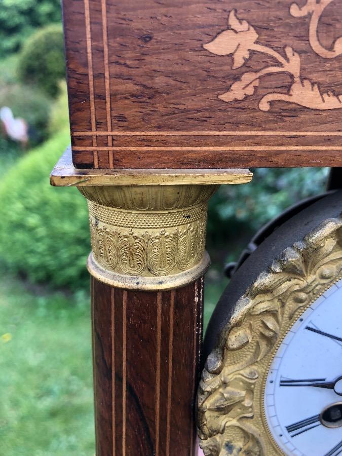 Horloge « 4 colonnes » en marqueterie de fleurs et bronze doré .