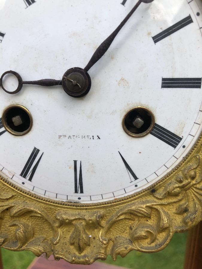 Horloge « 4 colonnes » en marqueterie de fleurs et bronze doré .