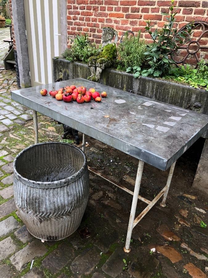 Table en zinc et piétement en métal rouillé . 120cmx65cm