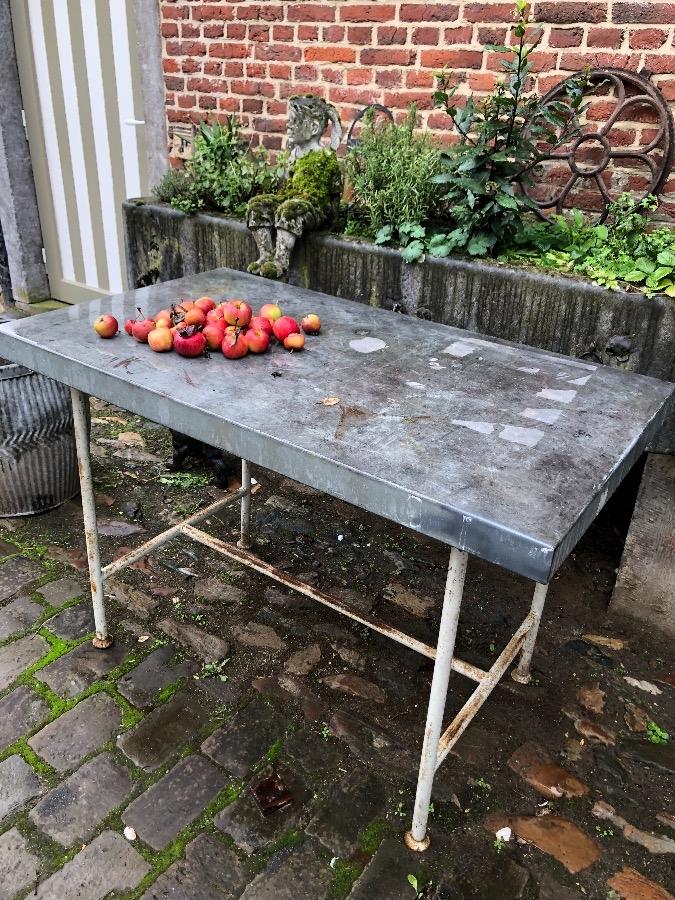 Table en zinc et piétement en métal rouillé . 120cmx65cm